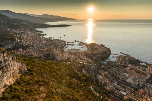 vista aérea del principado de mónaco al amanecer, montecarlo, casco antiguo, punto de vista en la turbie por la mañana, puerto hércules, palacio del príncipe, montañas, megayates, muchos barcos, reflexión del sol - realeza de mónaco fotografías e imágenes de stock