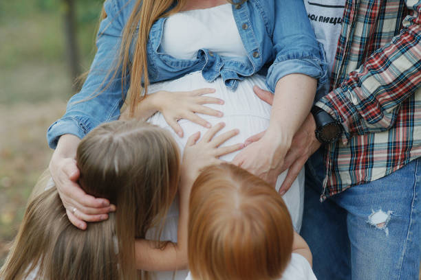 많은 아이들과 행복한 가족. 긍정적 인 감정. 임산부 - large family 뉴스 사진 이미지