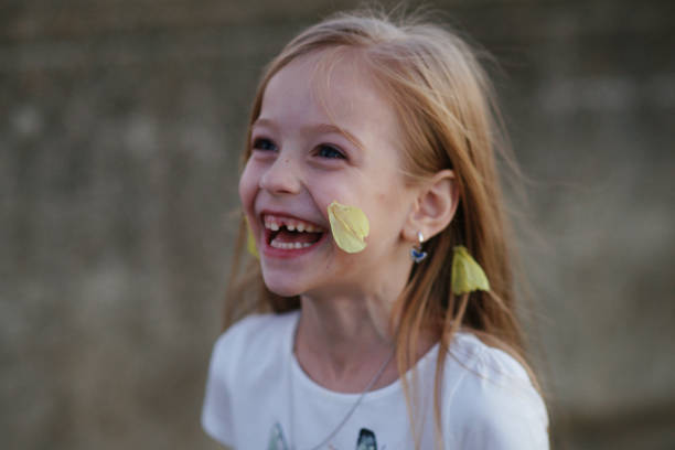 fille qui rit. 6-7 ans enfant. moments heureux. émotions positives. - 6 7 years photos et images de collection