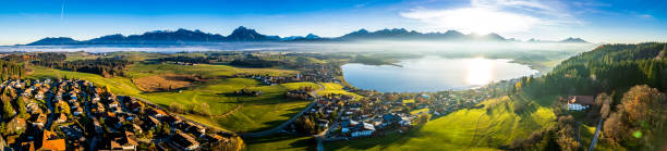 lago hopfensee vicino a fuessen - baviera - allgau foto e immagini stock