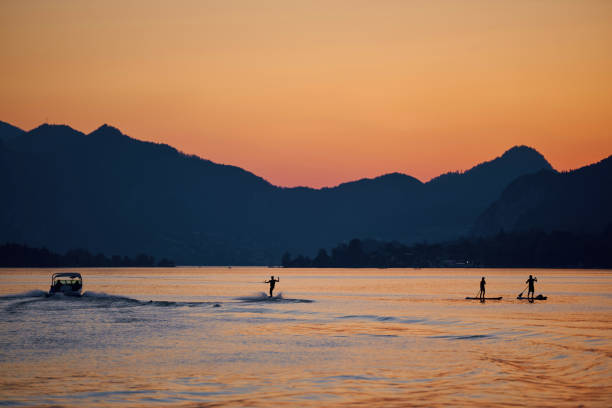 ヴォルフガング湖の水上スキーをしている男。オーストリアアルプス、ザルツブルク地方。 - wakeboarding waterskiing water ski sunset ストックフォトと画像