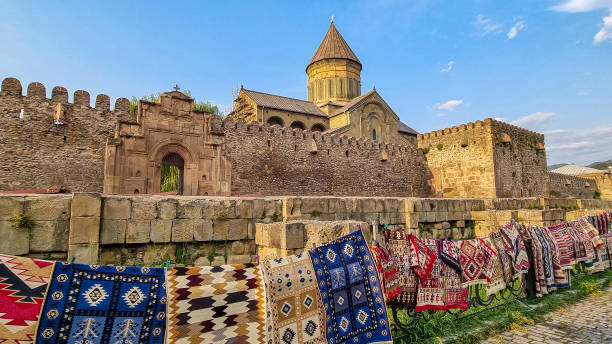 mtskheta - vista sulla cattedrale di svetitskhoveli in georgia. vendita di tappeti - mtkvari foto e immagini stock