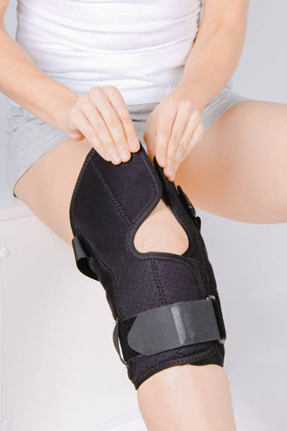 Knee Support Brace on leg isolated on white background. Elastic orthopedic orthosis. Anatomic braces for knee fixation, injuries and pain. Protective knee joint bandage sleeve. Trauma, rehabilitation. bracket de soporte de rodilla sobre pierna aislada sobre fondo blanco. Órtesis ortopédica elástica. aparatos anatómicos para la fijación de rodilla, lesiones y dolor. manga protectora de vendaje de la articulación de la rodilla. trauma, rehabilitaci�