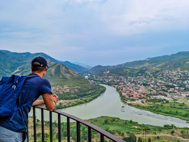 mtskheta - un hombre con una vista superior sobre la confluencia de los ríos mtkvari y aragvi - valley georgia river mountain fotografías e imágenes de stock