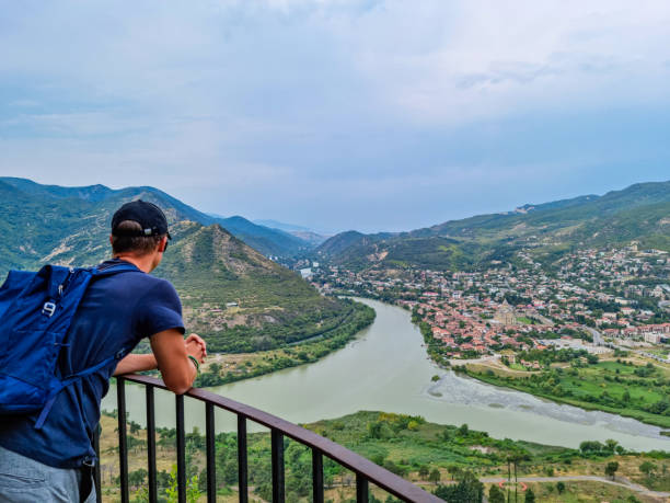 mtskheta - mtkvari와 아라그비 강의 합류에 대한 최고의 전망을 가진 남자 - valley georgia river mountain 뉴스 사진 이미지