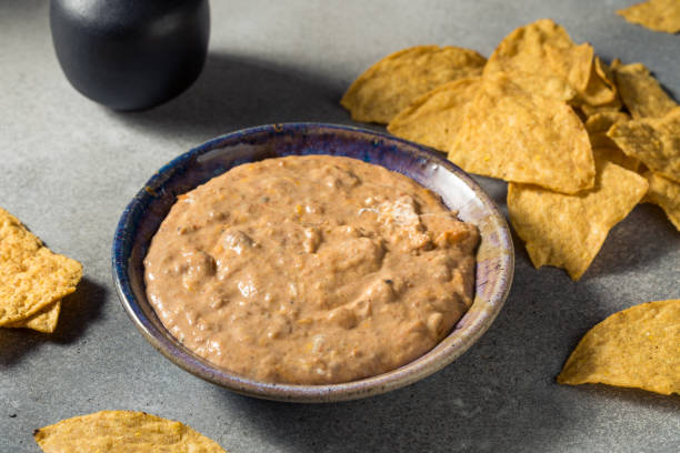 salsa di fagioli al forno fritta fatta in casa - frijoles foto e immagini stock