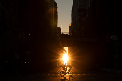 Paseo en bicicleta por el atardecer de Manhattan photo