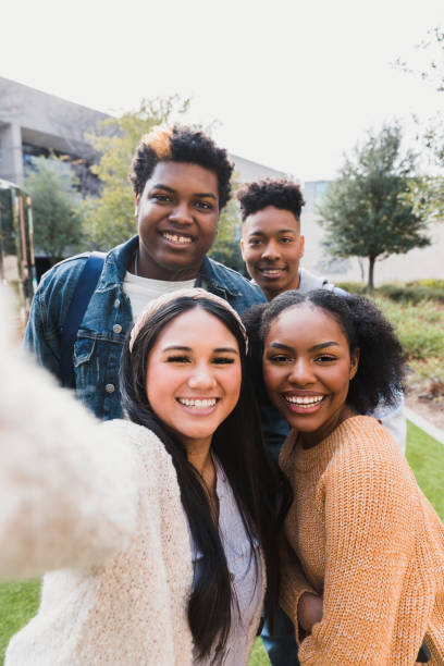 quatre amis adolescents prennent un selfie après l’école - teenager adolescence campus group of people photos et images de collection