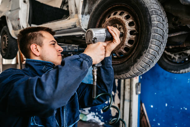 istock Mechanic changes a tire in a repair shop 1369635348