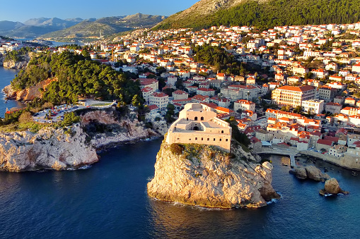 Vista aérea con drones del Fuerte Lovrijenac o Fortaleza de San Lorenzo en la ciudad de Dubrovnik en Croacia photo