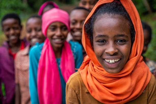 eine gruppe von glückliche kinder in afrika, naher osten und afrika - ethiopian people stock-fotos und bilder