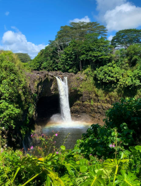 rainbow falls hawaii - hawaii islands big island waterfall nobody fotografías e imágenes de stock