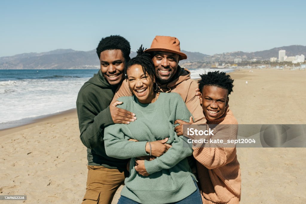 Familia con dos niños en sus vacaciones en California cerca del océano - Foto de stock de Familia libre de derechos