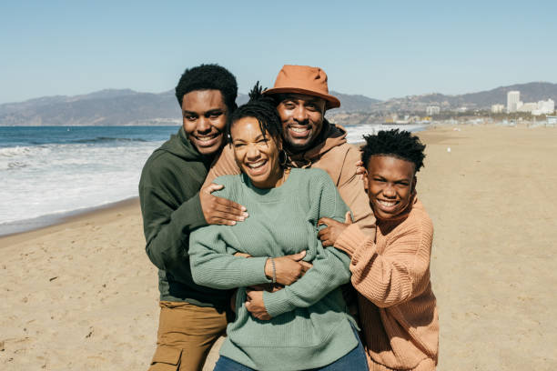 familia con dos niños en sus vacaciones en california cerca del océano - etnia negra fotos fotografías e imágenes de stock