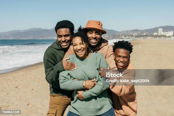 Familia Con Dos Niños En Sus Vacaciones En California Cerca Del Océano Foto de stock y más banco de imágenes de Familia