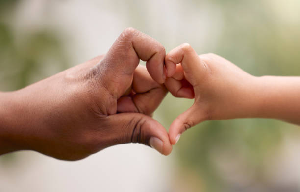 shot of an unrecognisable man and his child making a heart shaped gesture with their hands in a garden - carinhoso imagens e fotografias de stock