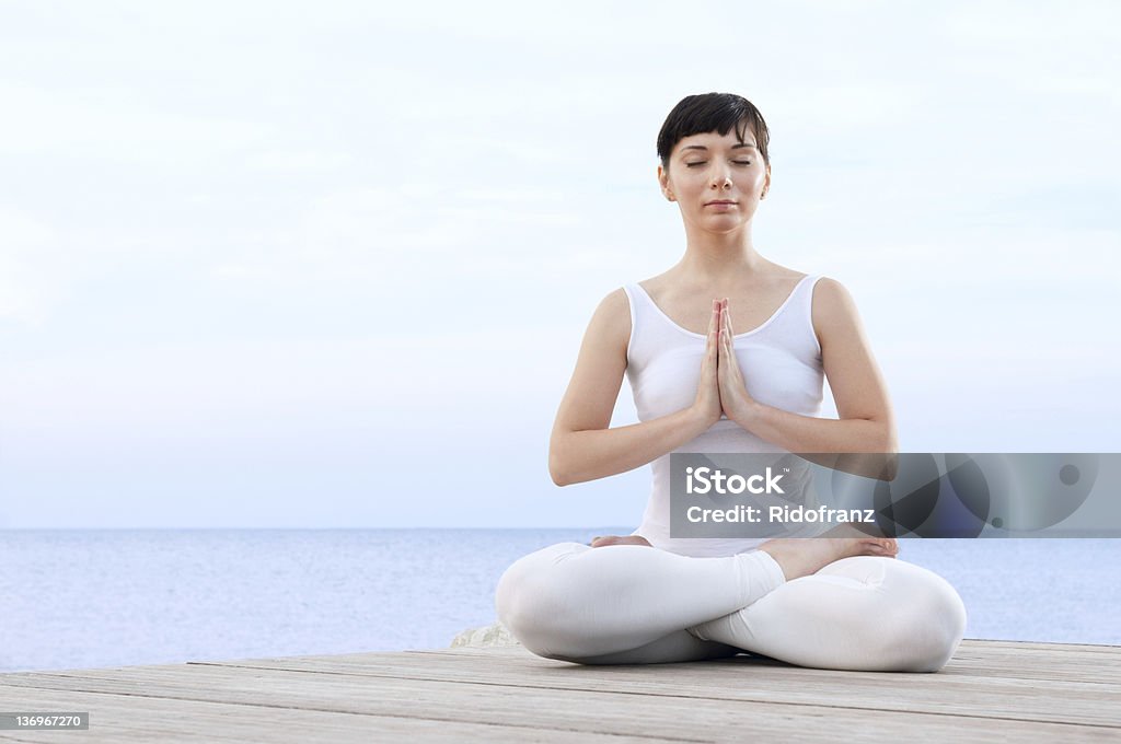 La meditación y el equilibrio - Foto de stock de 20 a 29 años libre de derechos