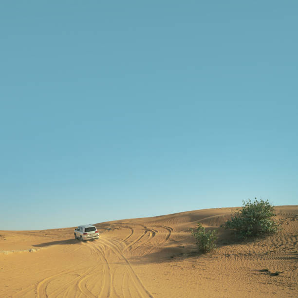 un quatre par quatre dans le désert de dubaï - émirats arabes unis - 4x4 desert sports utility vehicle dubai photos et images de collection