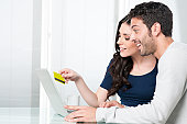 surpised-paar-einkaufen-im-internet.jpg?b=1&s=170x170&k=20&c=hWlLSnYZzOBFDQYVNfnjjPirmmckSQZKt2cRa_rpxCM=