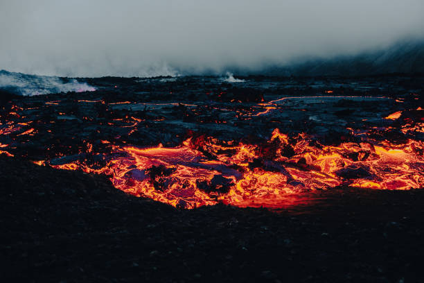 светящаяся магма исландия лавовый ландшафт вулкан фаградалсфьялл - volcano erupting lava fire стоковые фото и изображения