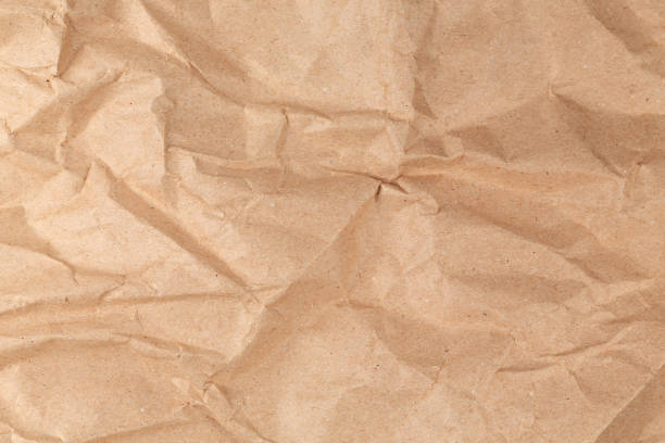 fondo de textura de papel artesanal arrugado marrón arrugado - brown paper paper crushed wrinkled fotografías e imágenes de stock