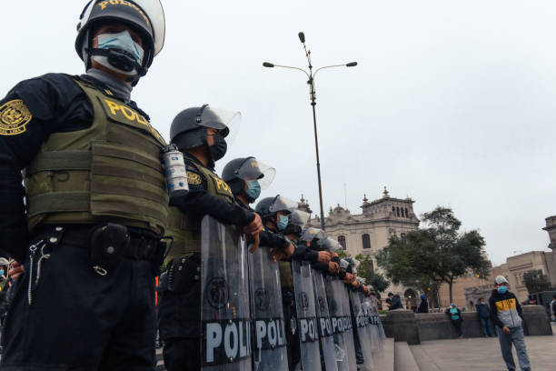 lima, peru - august 22, 2021:the police close the plaza san martin to repress the call for a demonstration against the government - ochoa 個照片及圖片檔