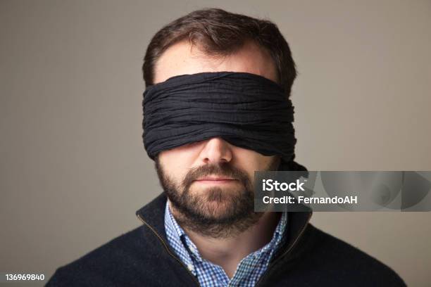 Blindfolded Retrato De Hombre Foto de stock y más banco de imágenes de Venda de ojos - Venda de ojos, Hombres, Cara humana