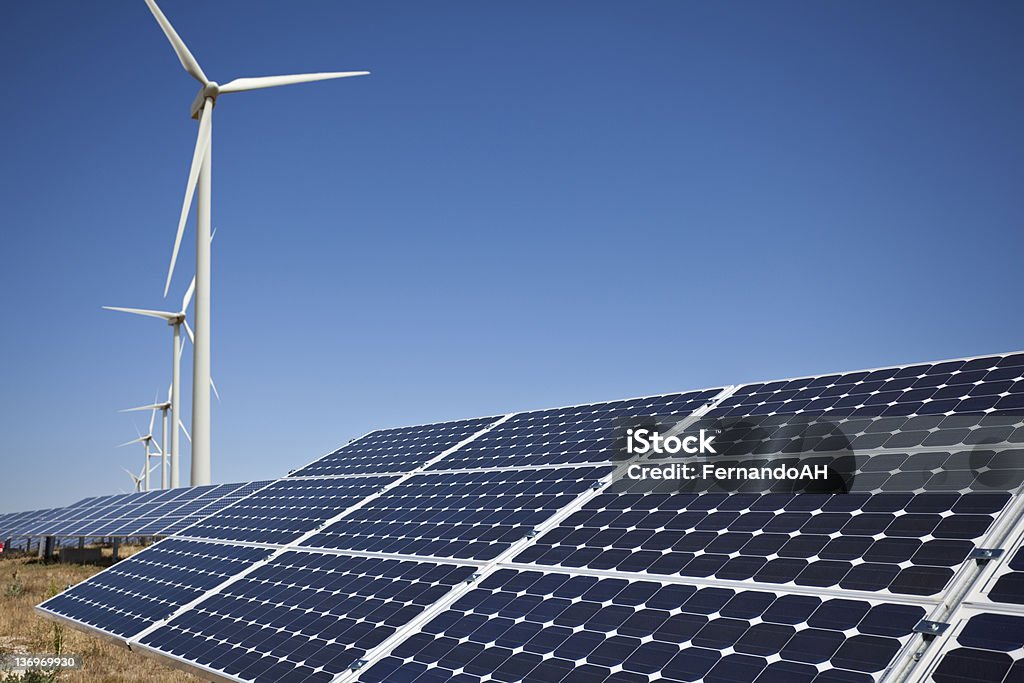 Painéis solares e vento farm - Foto de stock de Painel Solar royalty-free