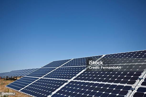 Photo libre de droit de Panneaux Solaires banque d'images et plus d'images libres de droit de Bleu - Bleu, Centrale thermique solaire, Centrale électrique