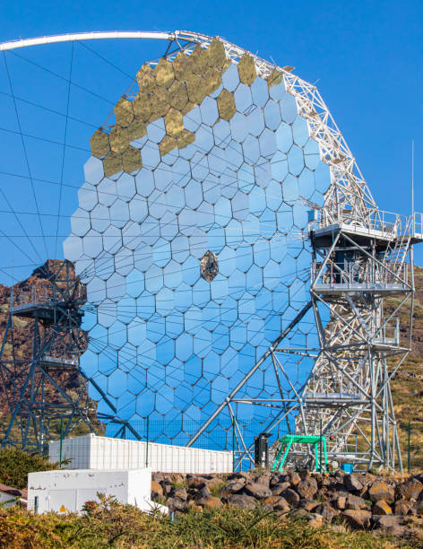 telescopio magic i dell'osservatorio del roque de los muchachos a la palma, isole canarie - parabolic mirror foto e immagini stock