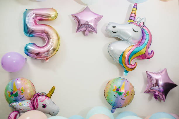decoración de fiesta de cumpleaños con globos al estilo unicornio, arco iris, mi pequeño pony. fiesta de cumpleaños durante 5 años. idea para decorar fiesta. - globo decoración fotografías e imágenes de stock
