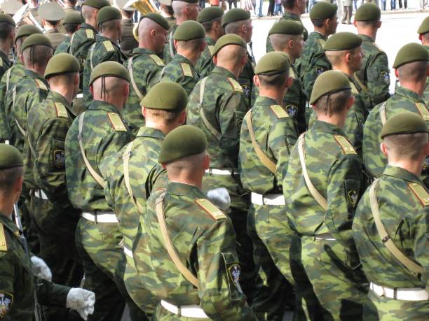 la formazione dell'esercito russo in parata. - army parade weapon military foto e immagini stock