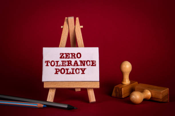 zero tolerance policy. miniature easel and wooden stamps on a bright red background - zero imagens e fotografias de stock