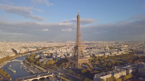 paris tour eiffel vue été - eiffel tower photos et images de collection