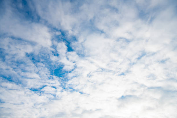 fundo de céu nublado. nuvens brancas no céu. nuvens. paisagem de nuvens cumuliform - cumuliform - fotografias e filmes do acervo