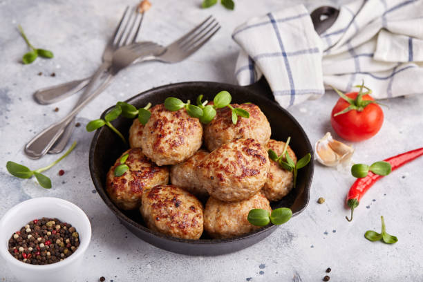 escalopes de porc à partir de viande hachée. boulettes de viande poêlées - cutlet photos et images de collection