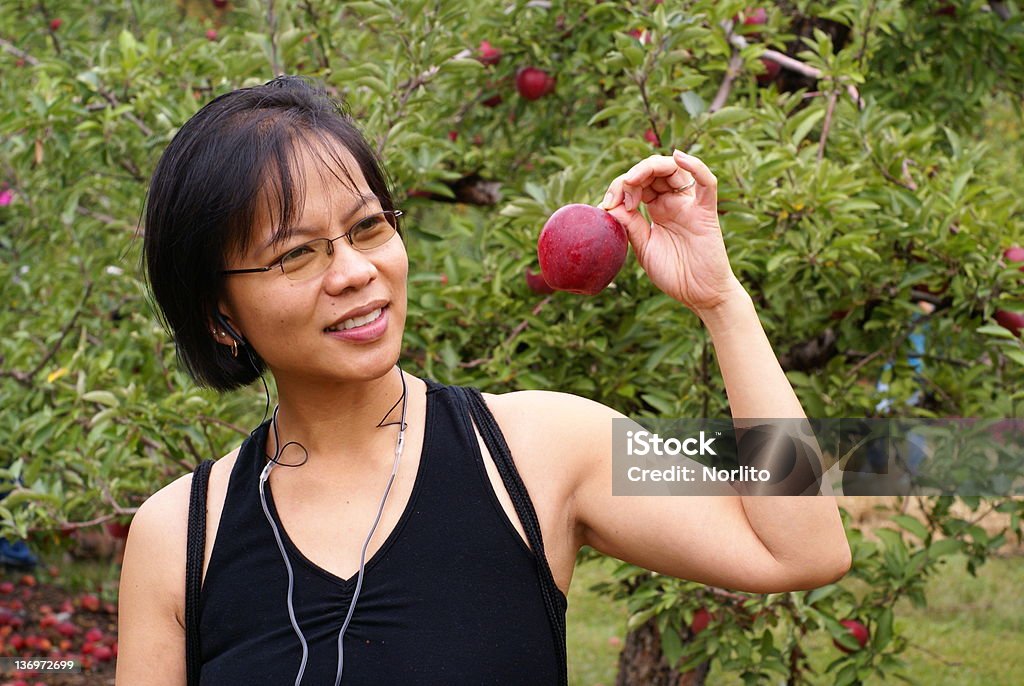 Frau holding roten Apfel - Lizenzfrei Agrarbetrieb Stock-Foto