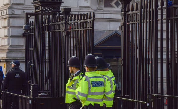 policiers devant downing street, londres, royaume-uni - whitehall street downing street city of westminster uk photos et images de collection