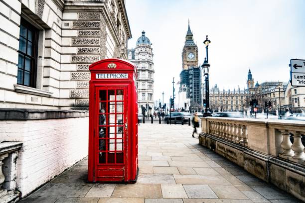 ロンドンの象徴的な電話ブース - container red city life urban scene ストックフォトと画像