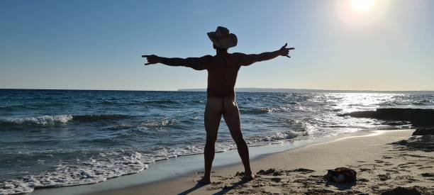 naked beach man - naked imagens e fotografias de stock