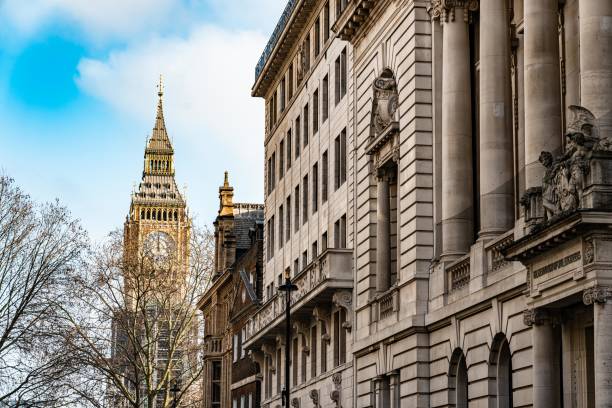 architektur entlang der whitehall street mit big ben, london - city of westminster big ben london england whitehall street stock-fotos und bilder