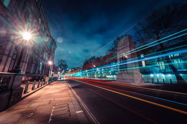 horse guards avenue alla notte, londra - foreign and commonwealth office foto e immagini stock