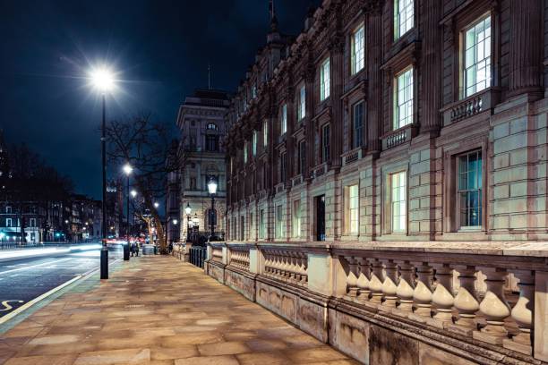 horse guards avenue di notte, londra - foreign and commonwealth office foto e immagini stock