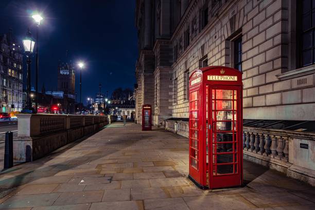 ロンドンの中心部にある中に孤独な電話ブース - pay phone telephone telephone booth red ストックフォトと画像