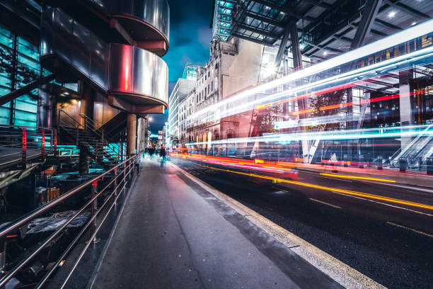 street view de la city of london street dans le quartier financier - london england financial district england long exposure photos et images de collection