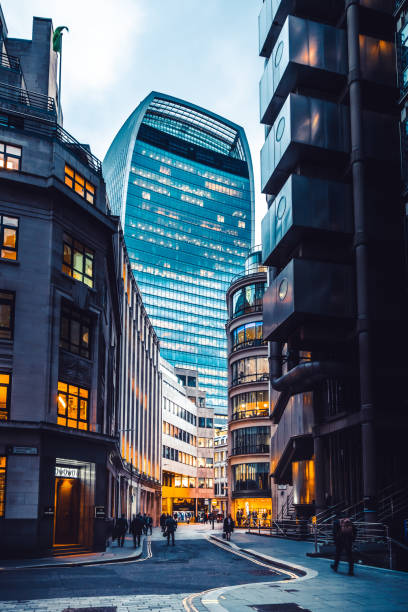 contemporary financial district in london - canary wharf imagens e fotografias de stock