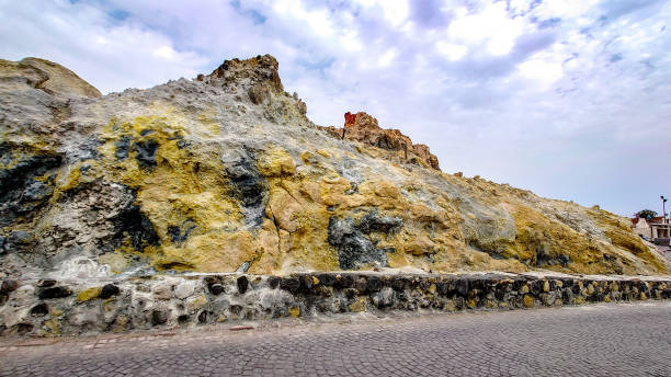 rocha de fumaroles perto do porto na ilha vulcano, ilhas eólias - volcano fumarole stone vulcanology - fotografias e filmes do acervo