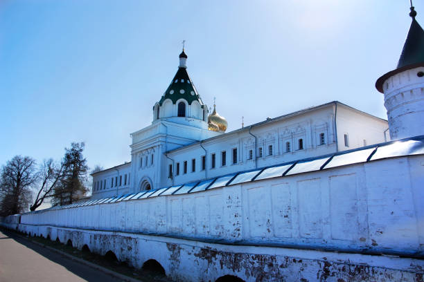 die torkirche der großen märtyrer von chrysanthus und darius im ipatiev-kloster - cathedral russian orthodox clear sky tourism stock-fotos und bilder