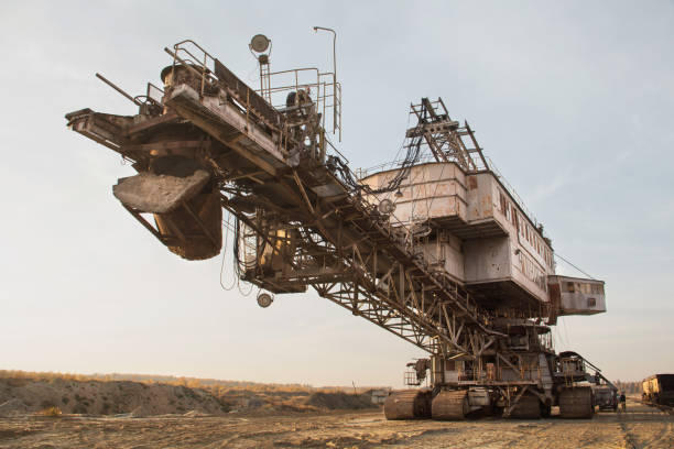 apilador gigante. excavadora de cadena de cuchara en una cantera de arena. manipulación de materiales a granel - reclaimer fotografías e imágenes de stock