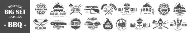 ilustraciones, imágenes clip art, dibujos animados e iconos de stock de grandes colecciones vintage barbecue grill labels aisladas sobre fondo blanco - barbecue grill illustrations